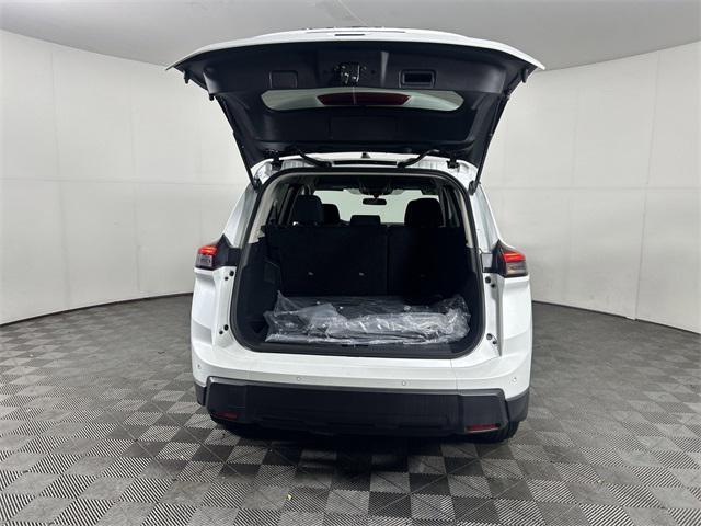 Photo of 2025 Everest White Pearl Nissan Rogue