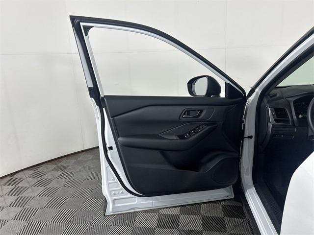 Photo of 2025 Everest White Pearl Nissan Rogue