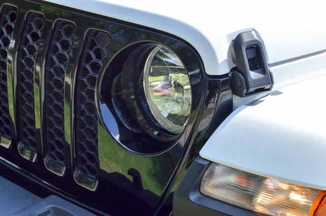 Photo of 2022 Bright White Clearcoat Jeep Gladiator
