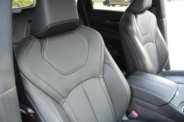 Photo of 2025 Glacier White INFINITI QX60