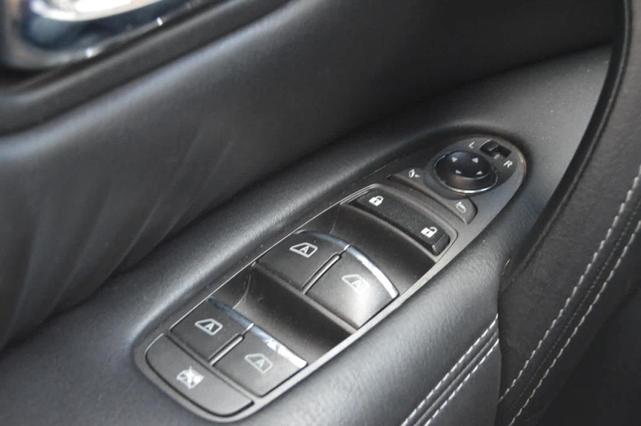Photo of 2017 Liquid Platinum INFINITI QX80
