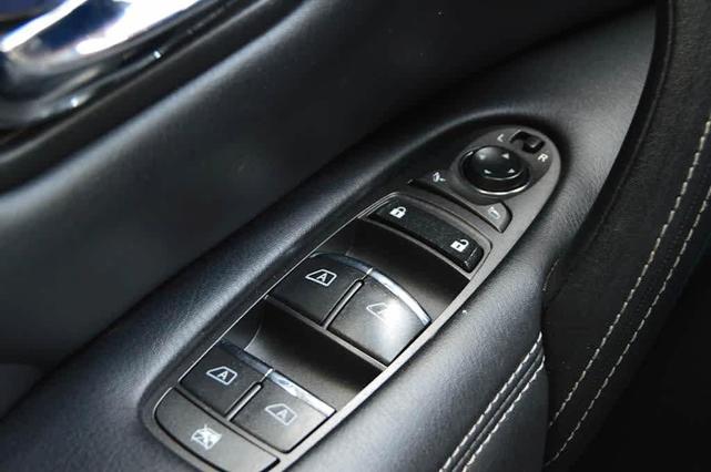 Photo of 2017 Liquid Platinum INFINITI QX80