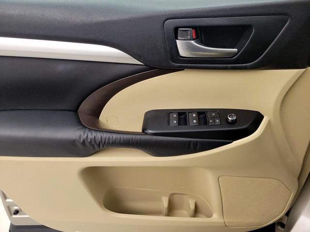 Photo of 2015 Tan Toyota Highlander
