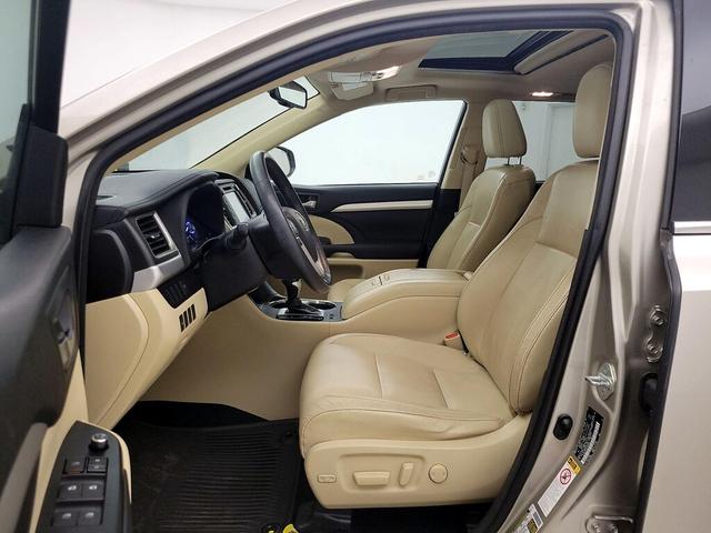 Photo of 2015 Tan Toyota Highlander