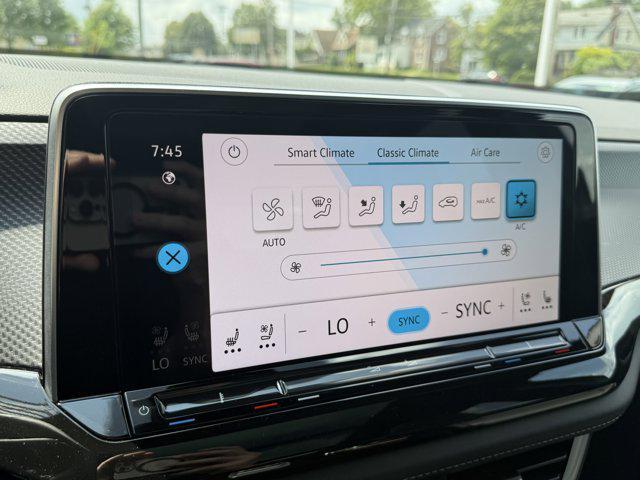 Photo of 2025 Deep Black Pearl Volkswagen Atlas Cross Sport
