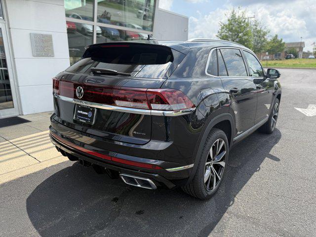 Photo of 2025 Deep Black Pearl Volkswagen Atlas Cross Sport