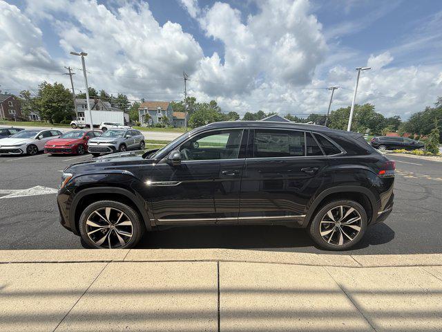 Photo of 2025 Deep Black Pearl Volkswagen Atlas Cross Sport