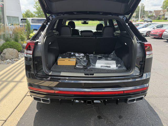 Photo of 2025 Deep Black Pearl Volkswagen Atlas Cross Sport