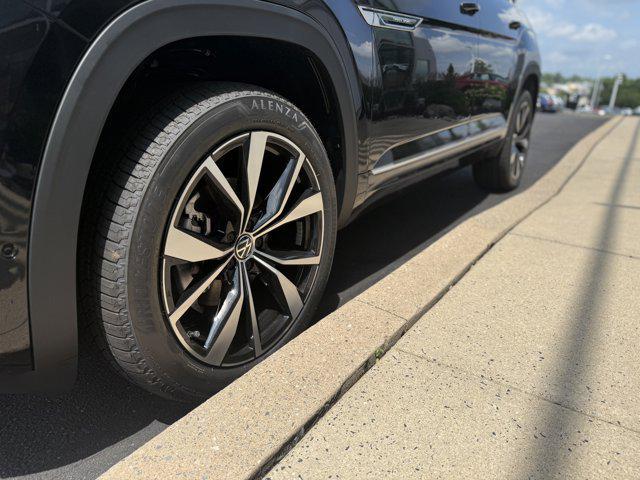 Photo of 2025 Deep Black Pearl Volkswagen Atlas Cross Sport