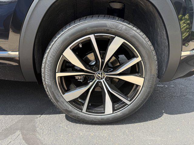 Photo of 2025 Deep Black Pearl Volkswagen Atlas Cross Sport