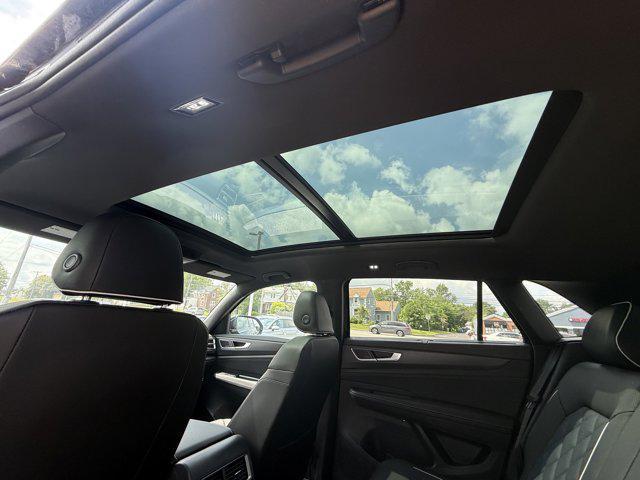 Photo of 2025 Deep Black Pearl Volkswagen Atlas Cross Sport