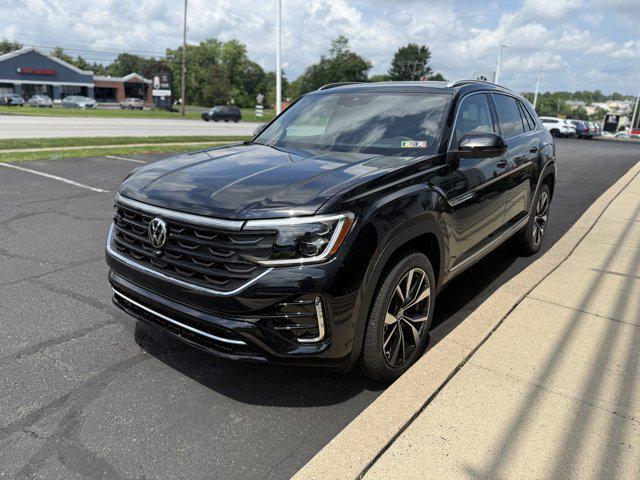 Photo of 2025 Deep Black Pearl Volkswagen Atlas Cross Sport