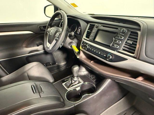 Photo of 2017 Ooh La La Rouge Mica Toyota Highlander