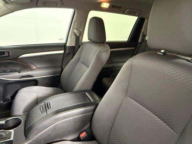 Photo of 2017 Ooh La La Rouge Mica Toyota Highlander