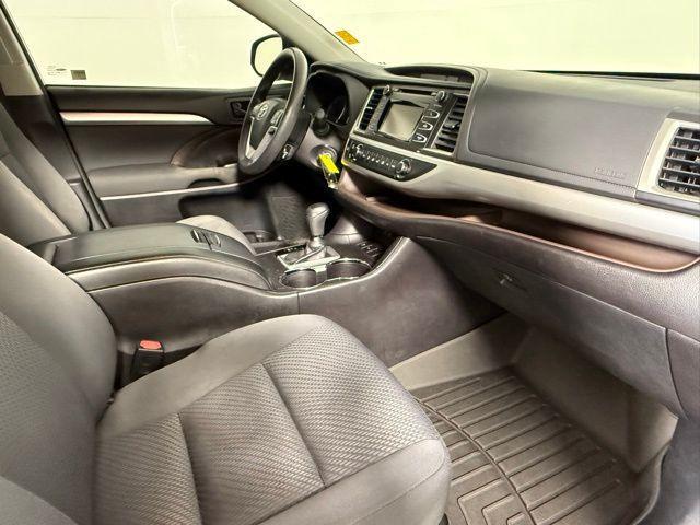 Photo of 2017 Ooh La La Rouge Mica Toyota Highlander