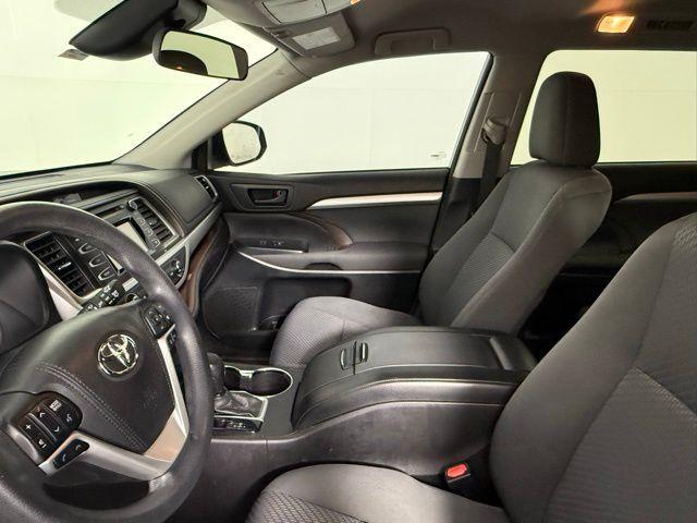Photo of 2017 Ooh La La Rouge Mica Toyota Highlander