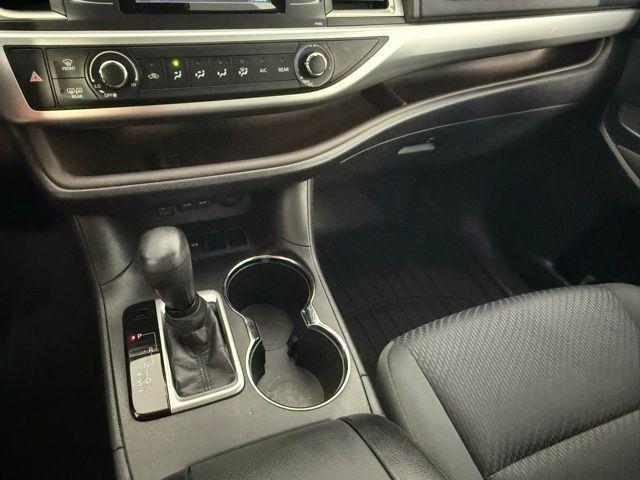 Photo of 2017 Ooh La La Rouge Mica Toyota Highlander