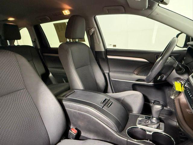 Photo of 2017 Ooh La La Rouge Mica Toyota Highlander