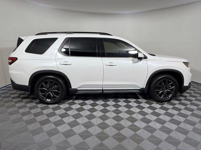Photo of 2024 Platinum White Honda Pilot