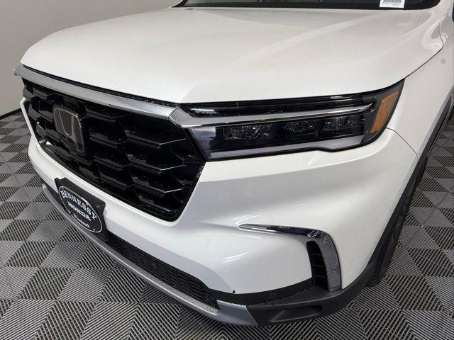 Photo of 2024 Platinum White Honda Pilot