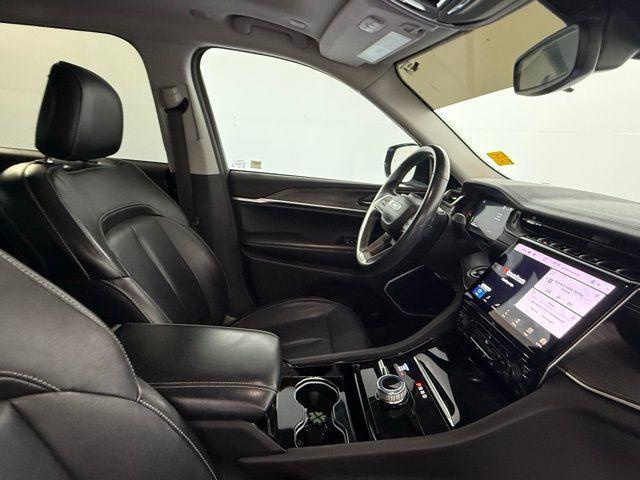 Photo of 2021 Bright White Clearcoat Jeep Grand Cherokee L