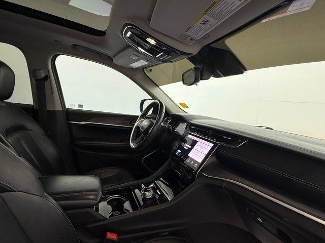 Photo of 2021 Bright White Clearcoat Jeep Grand Cherokee L