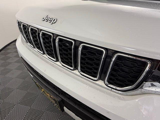 Photo of 2021 Bright White Clearcoat Jeep Grand Cherokee L