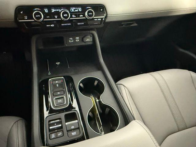 Photo of 2025 Lunar Silver Metallic Honda Pilot