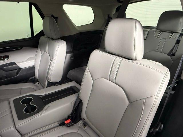 Photo of 2025 Lunar Silver Metallic Honda Pilot