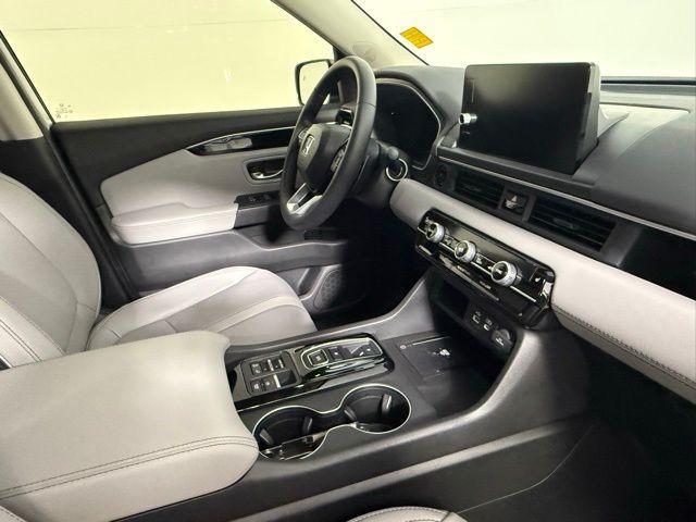Photo of 2025 Lunar Silver Metallic Honda Pilot