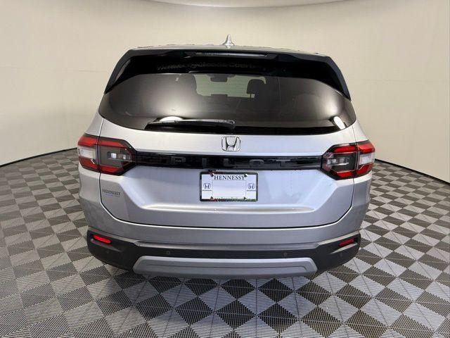 Photo of 2025 Lunar Silver Metallic Honda Pilot