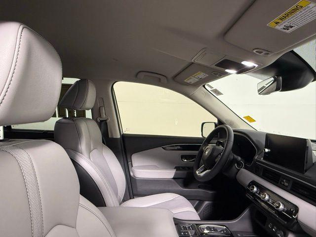 Photo of 2025 Lunar Silver Metallic Honda Pilot