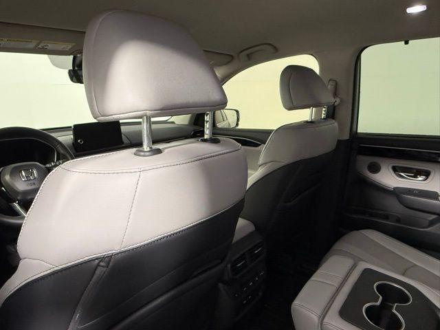 Photo of 2025 Lunar Silver Metallic Honda Pilot