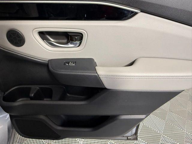 Photo of 2025 Lunar Silver Metallic Honda Pilot