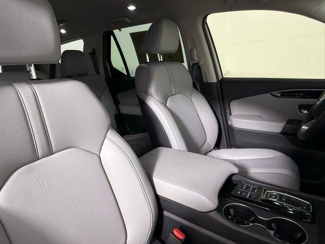 Photo of 2025 Lunar Silver Metallic Honda Pilot