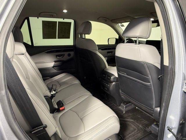 Photo of 2025 Lunar Silver Metallic Honda Pilot
