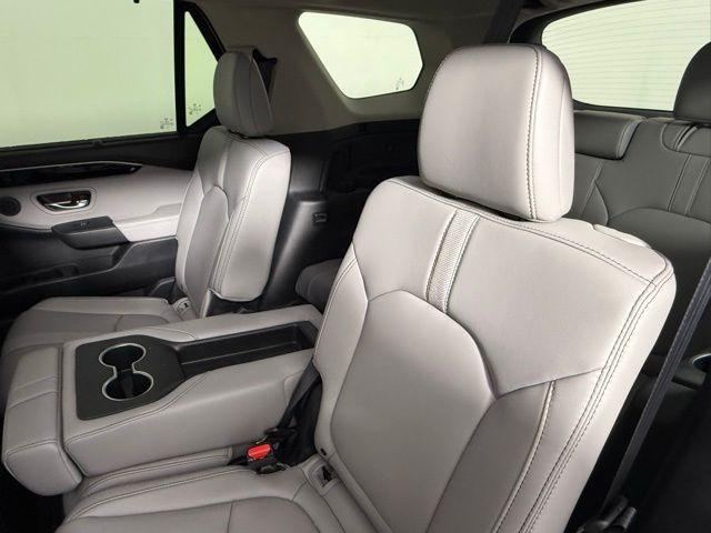 Photo of 2025 Lunar Silver Metallic Honda Pilot