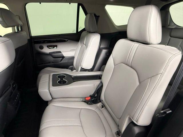 Photo of 2025 Lunar Silver Metallic Honda Pilot