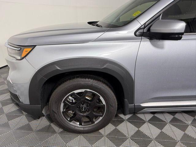 Photo of 2025 Lunar Silver Metallic Honda Pilot