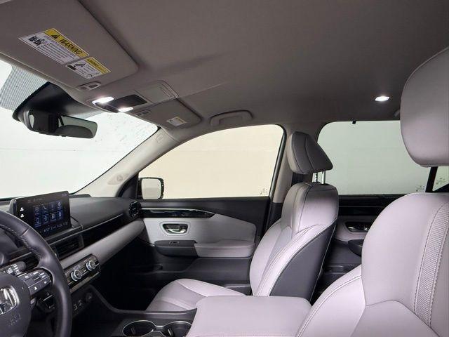 Photo of 2025 Lunar Silver Metallic Honda Pilot