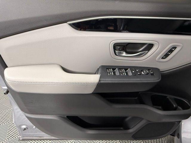 Photo of 2025 Lunar Silver Metallic Honda Pilot