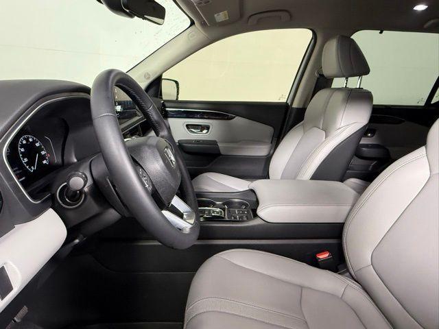 Photo of 2025 Lunar Silver Metallic Honda Pilot