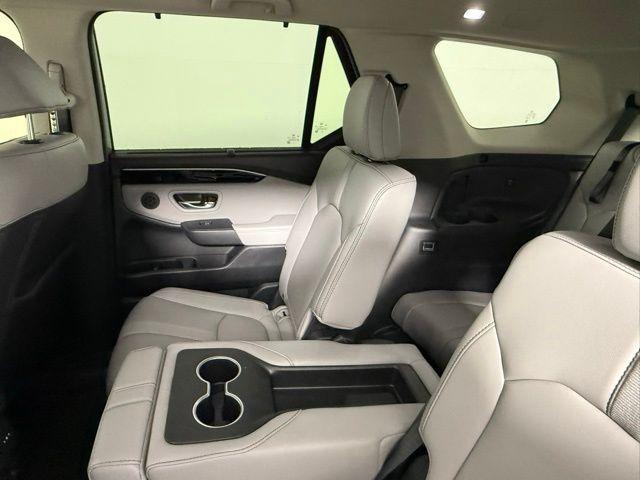 Photo of 2025 Lunar Silver Metallic Honda Pilot
