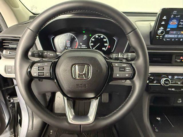 Photo of 2025 Lunar Silver Metallic Honda Pilot