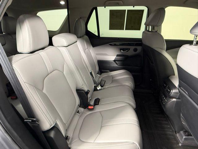 Photo of 2025 Lunar Silver Metallic Honda Pilot