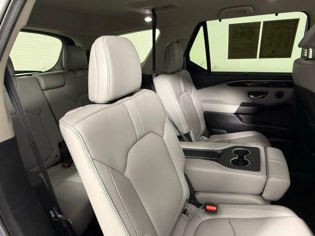 Photo of 2025 Lunar Silver Metallic Honda Pilot