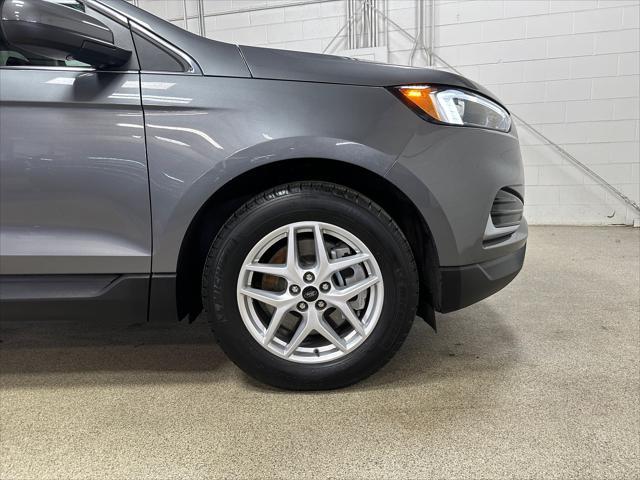 Photo of 2024 Carbonized Gray Ford Edge