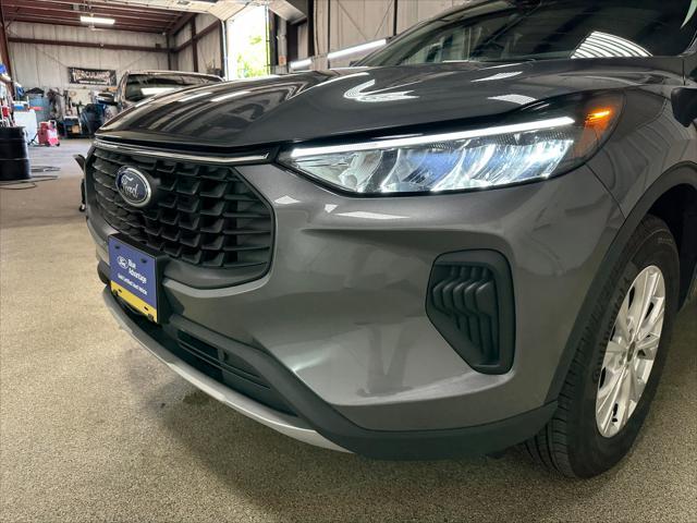 Photo of 2024 Carbonized Gray Metallic Ford Escape