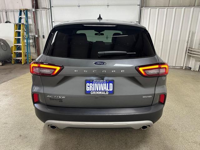 Photo of 2024 Carbonized Gray Metallic Ford Escape