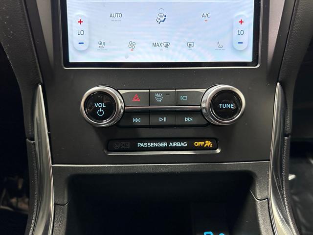 Photo of 2024 Agate Black Metallic Ford Edge